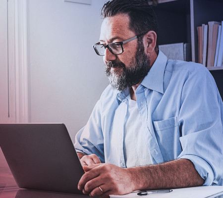 Ein Mann mit Bart und dunklen Haaren richtet seinen Blick auf den geöffneten Laptop. Die leistungsfähige ERP Software bietet alle Voraussetzungen, um die vielseitigen Aufgaben Ihres Vertriebsalltags zu bewältigen und die Kundenanforderungen bestmöglich zu erfüllen.